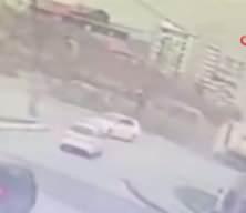Şarampole yuvarlanan iş&ccedil;i servisinin kaza anı kamerada