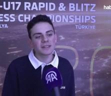 Satran&ccedil; b&uuml;y&uuml;kustasından odaklanma taktiği: Eliyle g&ouml;z &ccedil;evresini kapatıyor