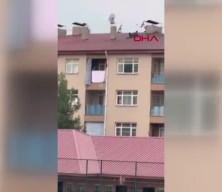 Siirt'te bir vatandaş amat&ouml;r Lig ma&ccedil;ını &ccedil;atıda uzanarak izledi; o anlar kamerada