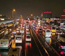 Trafik yoğunluğu İstanbul'da haftanın ilk iş g&uuml;n&uuml;nde y&uuml;zde 81'e &ccedil;ıktı!