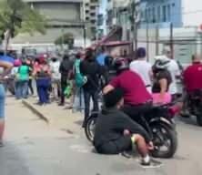 ABD'nin Maduro'yu devirmesine sevinen Venezuelalılar bug&uuml;n kuyruğa girdi!