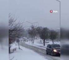 Elazığ'da kar nedeniyle yolda kalan otob&uuml;s&uuml;n vatandaşlar itti!