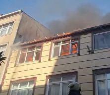 3 katı binada &ccedil;ıkan yangın s&ouml;nd&uuml;r&uuml;ld&uuml;