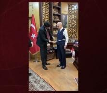 MHP lideri Devlet Bah&ccedil;eli'nin takım elbise &ouml;l&ccedil;&uuml;s&uuml; verdiği anlar kaydedildi