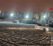 Karlı zeminde drift yapan s&uuml;r&uuml;c&uuml;lerin kaza anları kameralara yansıdı