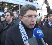  Adalet Bakanı Yılmaz Tun&ccedil; da Filistin'e destek vermek i&ccedil;in Galata K&ouml;pr&uuml;s&uuml;'nde 