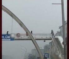 Ara&ccedil;lara kar topu atan &ccedil;ocukları &uuml;st ge&ccedil;itte tekme tokat d&ouml;vd&uuml;