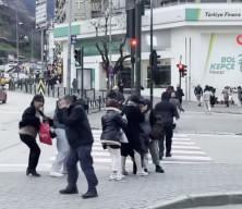 Bursa'da vatandaşlar fırtınada u&ccedil;mamak i&ccedil;in yerlere b&ouml;yle yattılar!