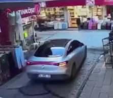 Emin&ouml;n&uuml;'nde dehşete d&uuml;ş&uuml;ren anlar! Fren yerine gaza basan s&uuml;r&uuml;c&uuml; d&uuml;kkanın &ouml;n&uuml;ndekileri ezdi