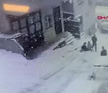 İstanbul Kağıthane'de yokuştan kayan kamyonet kar topu oynayan &ccedil;ocuklara &ccedil;arptı