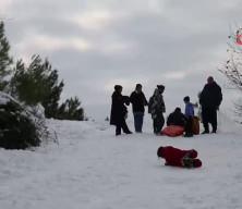 Kozan&rsquo;da kar keyfi: Kardan adama sucuk ekmek ve şalgam ikram ettiler
