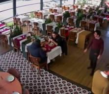 &Uuml;nl&uuml; sanat&ccedil;ı Cahit Berkay, kullandığı ara&ccedil;la restorana daldı