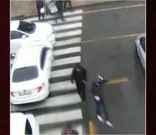  &Ccedil;evik Kuvvetten Şefkat Kalkanı: Fırtınada Kalan Anne ve Bebeğini B&ouml;yle Korudular 