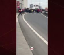 Derbi &ouml;ncesi iki takım taraftarları birbirine girdi