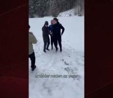 Gen&ccedil;lerin kar eğlencesi buzun kırılmasıyla sona erdi! O anlar hekesi g&uuml;ld&uuml;rd&uuml;