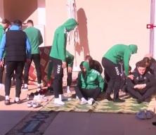 Antalya'da hazırlıklarını s&uuml;rd&uuml;ren takımlar 'Dinler Bah&ccedil;esi'nde namaz kıldı