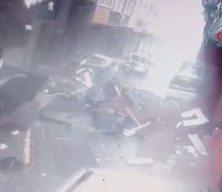 Beyoğlu'nda şiddetli lodos &ccedil;atıyı u&ccedil;urdu! &Ouml;l&uuml;mden saniyelerle kurtuldular