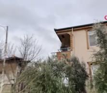 Bursa&rsquo;da panik anları: Yanan eşyaları aşağı attı