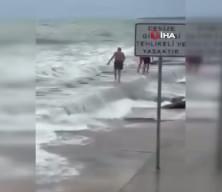 Caddebostan'da denize giren 3 kişi hastanelik oldu