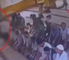 Camide namaz kılan komşusunu &ouml;ld&uuml;ren sanıktan kardeşine tehdit