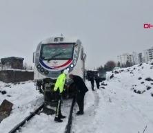 Diyarbakır'da yolcu treni hemzemin ge&ccedil;itte belediye otob&uuml;s&uuml;ne &ccedil;arptı