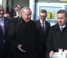 Erdoğan, kendisini bekleyen gazetecilerin '&Ccedil;alışan Gazeteciler G&uuml;n&uuml;'n&uuml; kutladı!