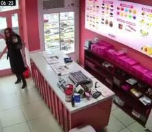 Esenyurt&rsquo;ta ilgin&ccedil; olay: Video &ccedil;ekerken d&uuml;kk&acirc;ndaki pastalara y&ouml;neldi