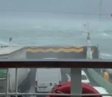 Top&ccedil;ular-Eskihisar seferini yapan arabalı feribot fırtınada s&uuml;r&uuml;klendi