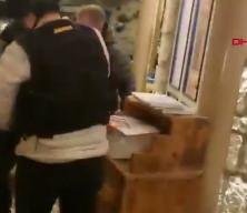 Ey&uuml;psultan&rsquo;da restorana operasyon; valizde değeri 7,5 milyon lira olan 50 silah bulundu