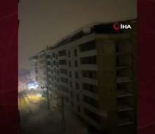 Hakkari'de tonlarca ağırlıktaki kar k&uuml;tlesi elektrik direklerini devirdi