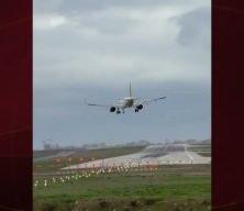 Hava trafiğini Lodos vurdu! Kuvvetli r&uuml;zgar nedeniyle u&ccedil;aklar piste inemedi