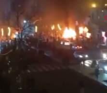 İran'da protestocular savcı ve polisleri yakarak &ouml;ld&uuml;rd&uuml;