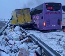 Kars'ta yolcu otob&uuml;s&uuml;n&uuml;n kargo kamyonuna &ccedil;arptığı kazada 9 kişi yaralandı