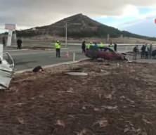 Kavşakta iki otomobil &ccedil;arpıştı: 1 &ouml;l&uuml;, 1 yaralı