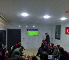 Osmaniye&rsquo;de itfaiyecilerin S&uuml;per Kupa final ma&ccedil;ını izledikleri sırada g&ouml;reve &ccedil;ıkışı anları kameraya yansıdı