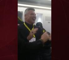 Sadettin Saran galibiyet sonrası soyunma odasına indi: Siz benim ailemsiniz