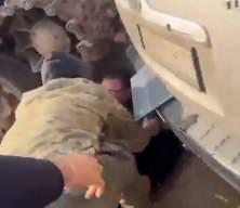 Suriye'de bir muhabire canlı yayında tank &ccedil;arptı!