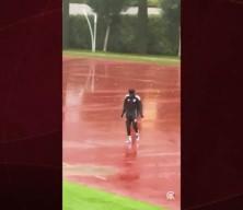 Beşiktaş'ın yıldızı Tammy Abraham'ın antrenman sahasına gelişi izleyenleri g&uuml;ld&uuml;rd&uuml;