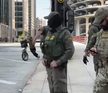 Tazı gibi onlarca askerin arasından ka&ccedil;mayı başardı!