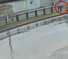 Adana'da feci &ouml;l&uuml;m: Arabanın &ccedil;arptığı 84 yaşındaki adam, metrelerce havaya u&ccedil;tu