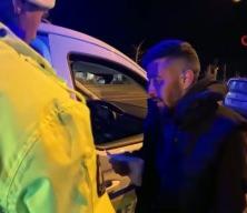 Alkoll&uuml; s&uuml;r&uuml;c&uuml; pişkinliğiyle pes dedirtti! Ehliyetine el konulunca ara&ccedil; başında i&ccedil;meyi s&uuml;rd&uuml;rd&uuml;