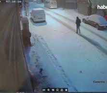 Eşi &ouml;ld&uuml;ğ&uuml; i&ccedil;in t&uuml;m birikimini yanında taşıyordu: D&uuml;kkanının &ouml;n&uuml;nde gasp edildi!