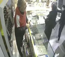 Bah&ccedil;elievler'de silahlı kuyumcu soygunu! Korku dolu anlar kamerada