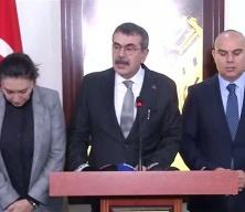 Bakan Tekin, karnelerden Atat&uuml;rk fotoğrafının kaldırıldığı iddialarını yalanladı