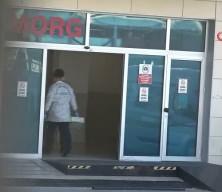 Başından vurulmuş halde eşi tarafından hastaneye g&ouml;t&uuml;r&uuml;len kadın hayatını kaybetti