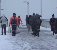 Beylikd&uuml;z&uuml; metrob&uuml;st &uuml;st ge&ccedil;idi karla kaplandı