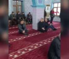 Cuma namazı &ouml;ncesi camiye giren k&ouml;pek şaşkına &ccedil;evirdi