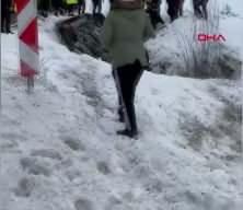 Erzincan&rsquo;da polis aracı şarampole devrildi: 2 polis yaralı