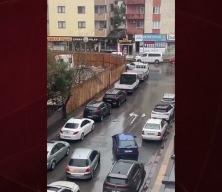 Eşinin arabayı parkedemediği anları paylaşan adam herkesi g&uuml;ld&uuml;rd&uuml;