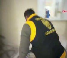 Evde yok yok! Kalaşnikof piyade t&uuml;feği, el bombası ele ge&ccedil;irildi; 4 kişi tutuklandı